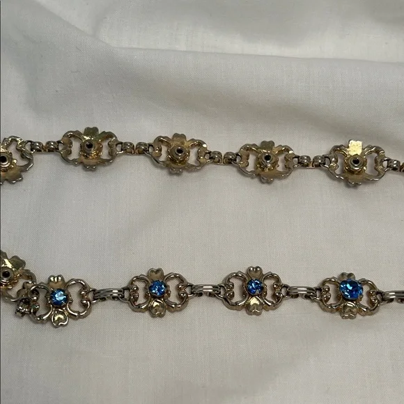 Vintage Silver Toned Choker Necklace Linked Flower Motifs with Blue Rhinestones - Picture 3 of 6